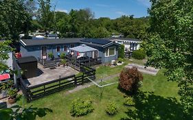 Groot hoek Chalet met airco ,wasmachine, vaatwasser,droger en luxe keuken